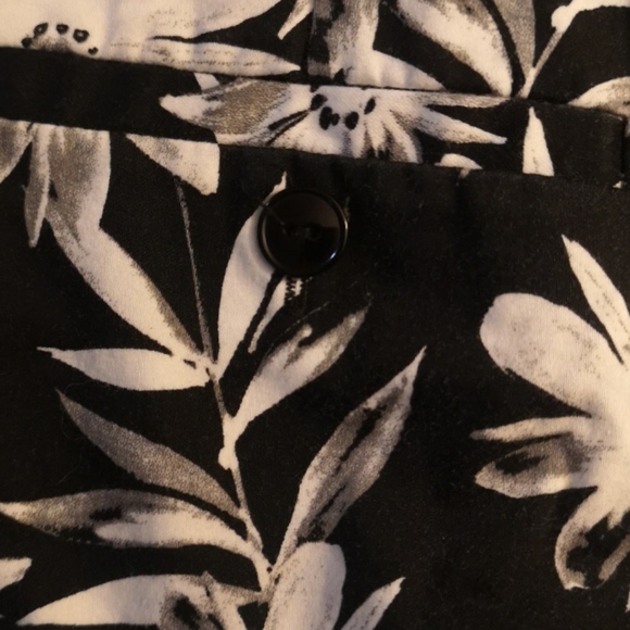 le Chateau Floral Print Shorts - Picture 5 of 7